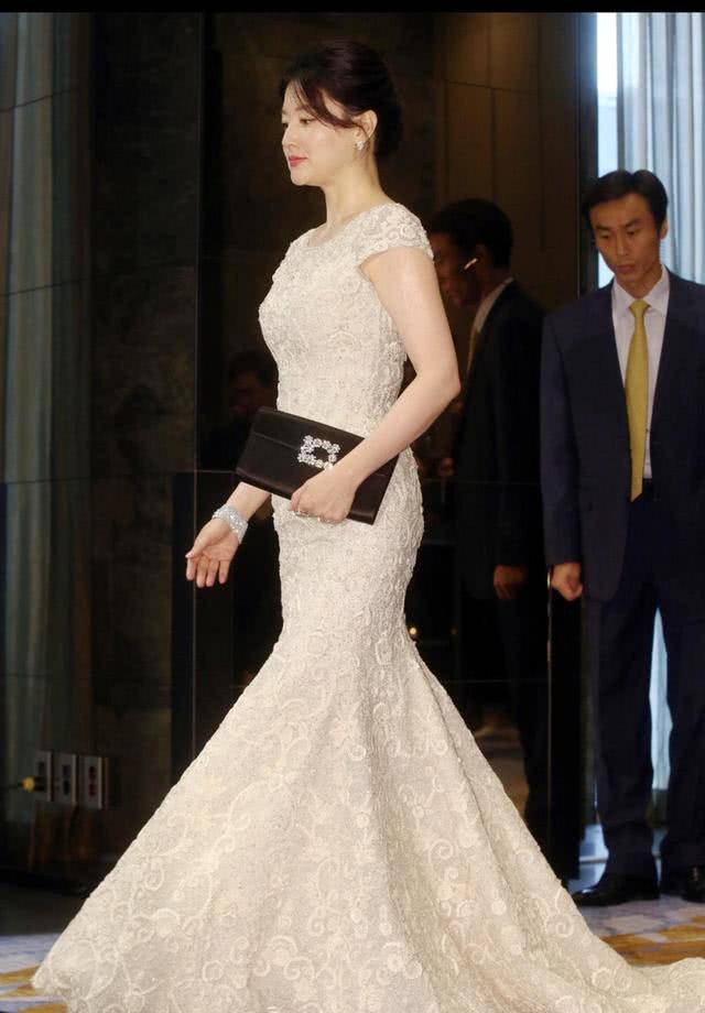 设计|李英爱的高级贵妇感很难被超越，穿刺绣鱼尾连衣裙，美得不可方物