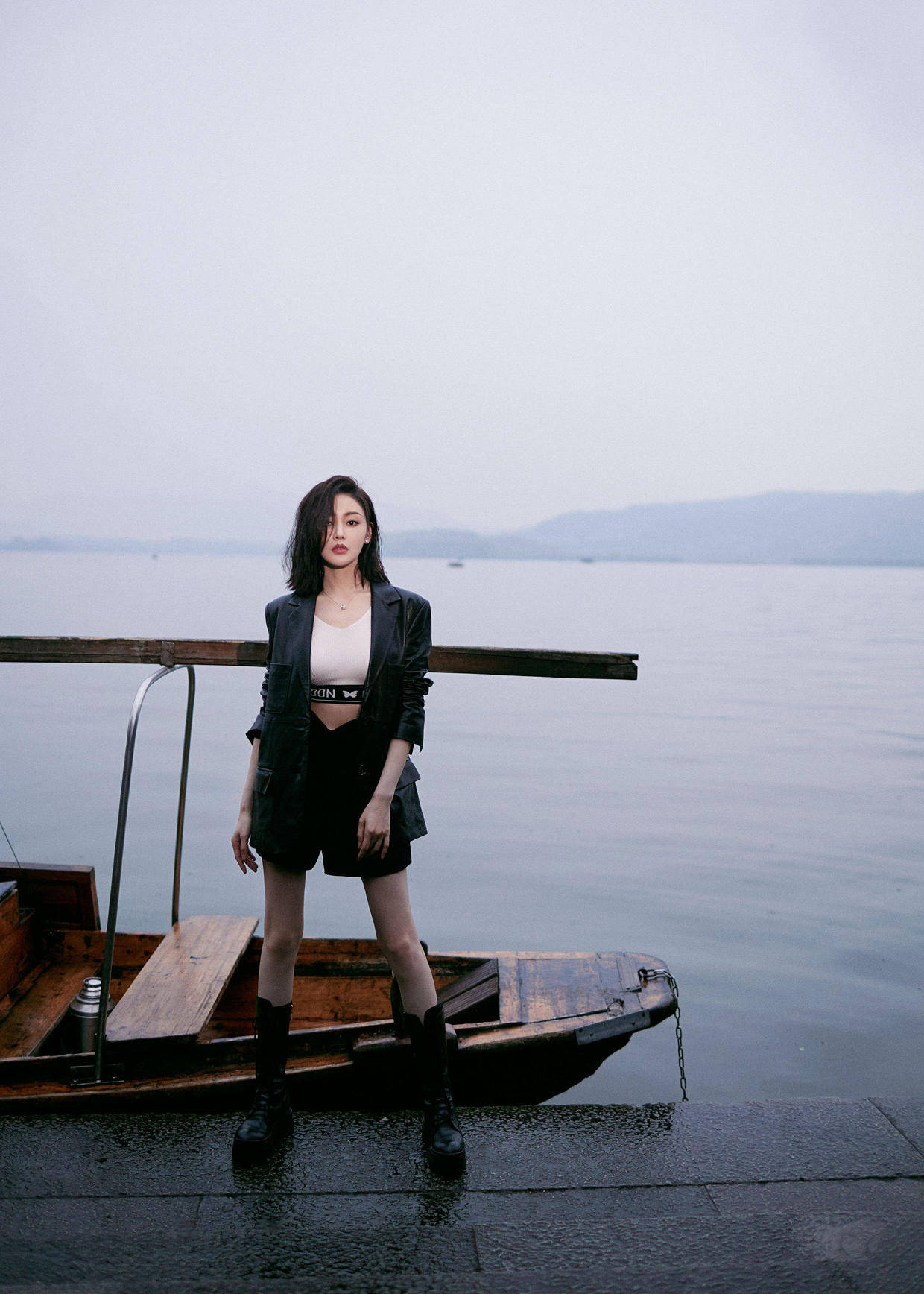 张天爱到哪都那么美穿浅橘色的抹胸裹身裙凹凸有致曲线真抢镜