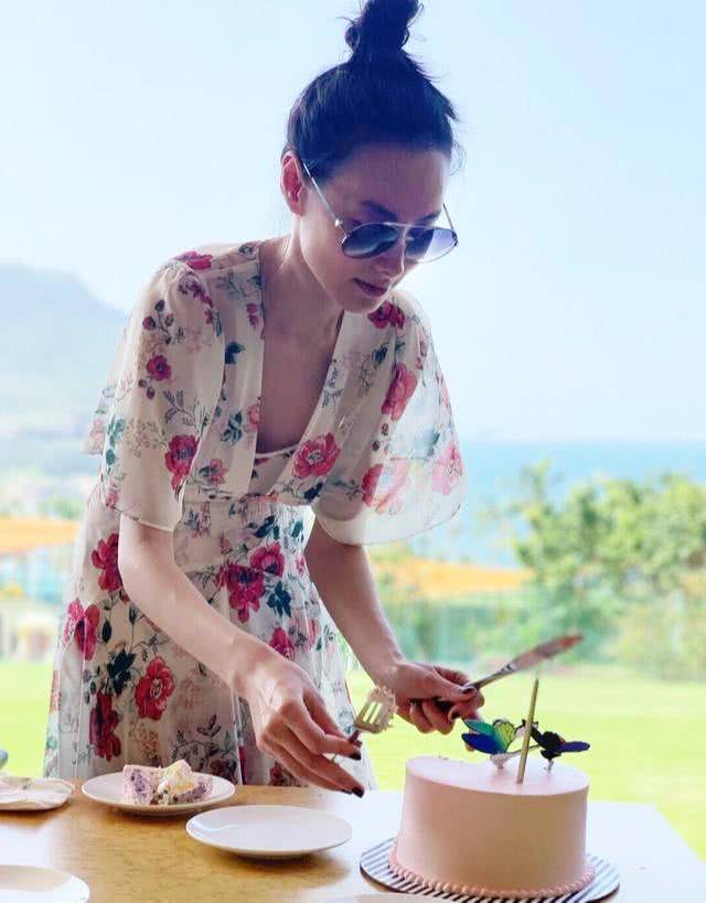 生活|梁洛施做不成阔太生活更精彩,穿印花连衣裙与家人庆生,时尚减龄