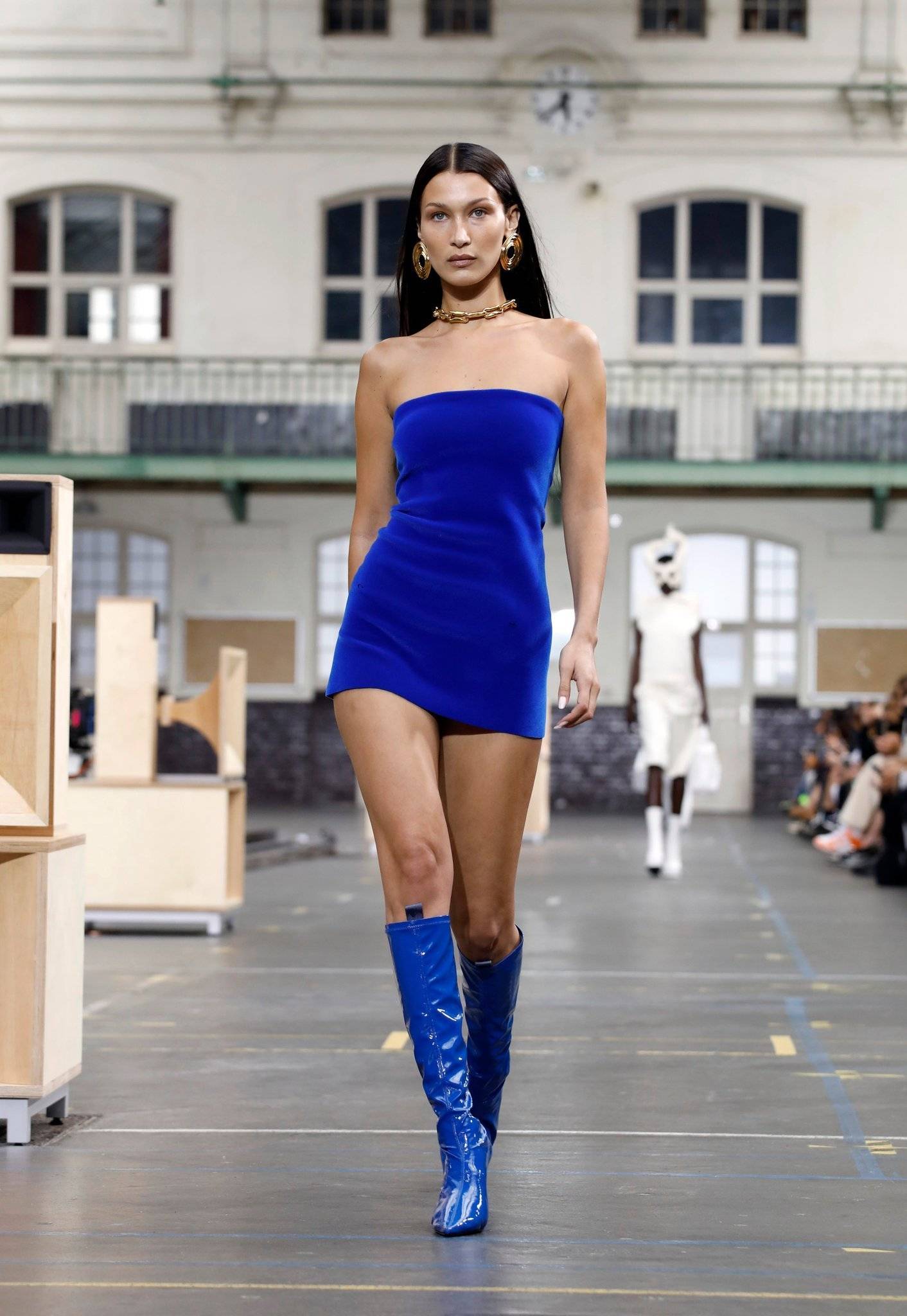 超模贝拉穿冰蓝色长裙走秀!身姿曼妙曲线玲珑,一出场就艳压群芳