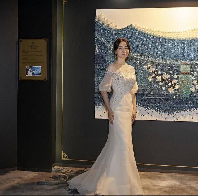 设计|李英爱的高级贵妇感很难被超越，穿刺绣鱼尾连衣裙，美得不可方物