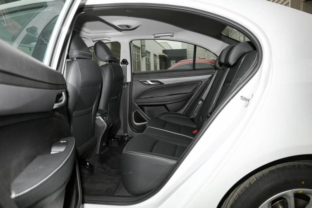 作为一辆三厢紧凑型家轿,吉利帝豪的空间表现也很不错