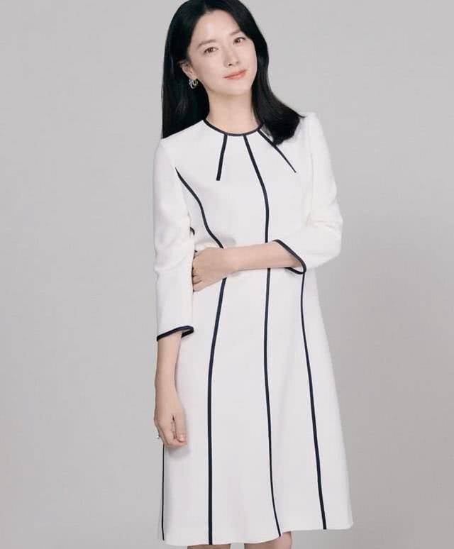 设计|李英爱的高级贵妇感很难被超越，穿刺绣鱼尾连衣裙，美得不可方物