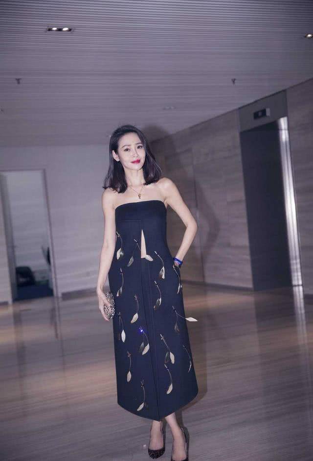 于明加|于明加厉害，把抹胸连衣裙开高叉变成长款抹胸，普通人hold不住