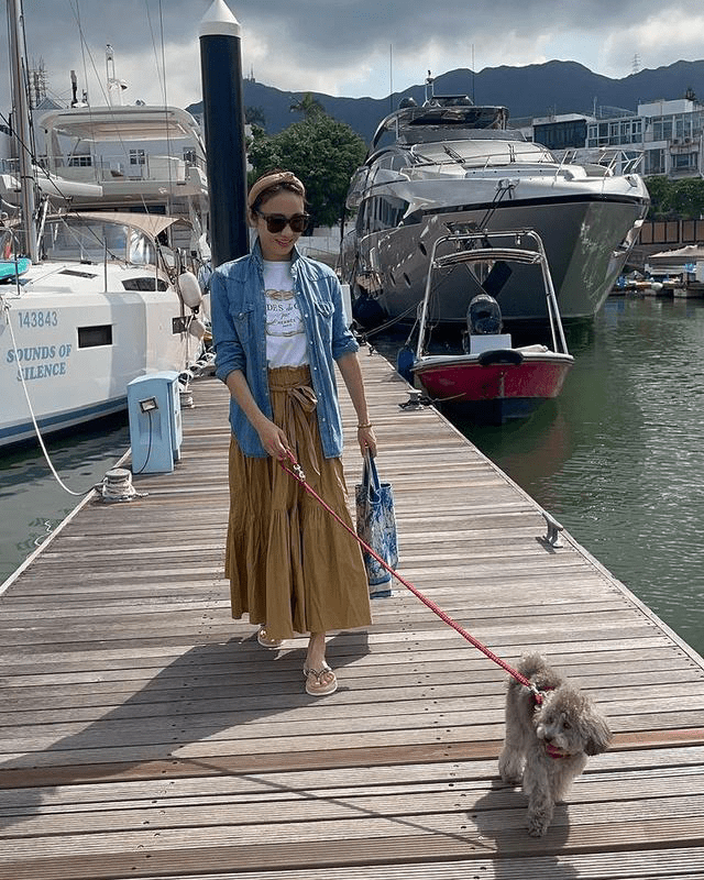 黎姿越|黎姿越老越真实，穿百褶裙踩拖鞋，优雅的老去反倒比很多人漂亮！