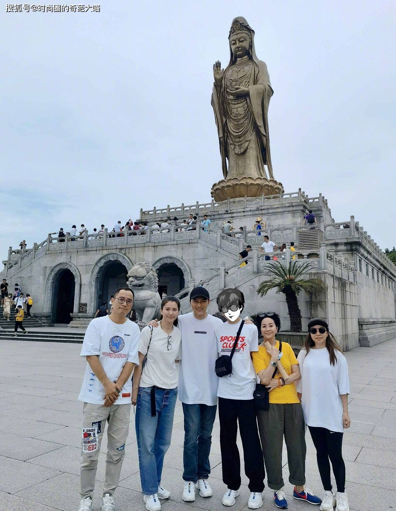 遗传|袁咏仪好迷信！又携全家去拜神，儿子衣品完美遗传父母好基因