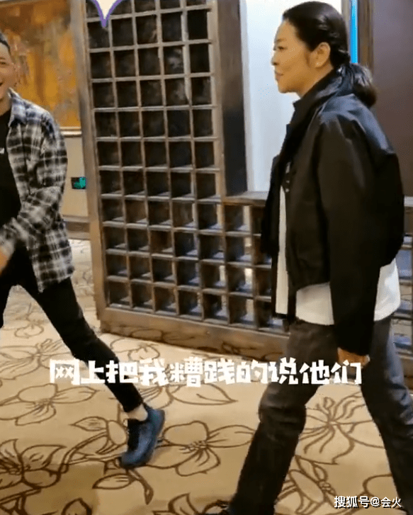 头发|62岁倪萍现身机场，头发乌黑浓密精神足，脖子上挂玉石项链抢镜