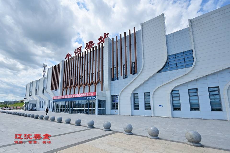 直达,长深高速公路方便快捷,凌源高铁站不叫凌源站,而叫"牛河梁站"