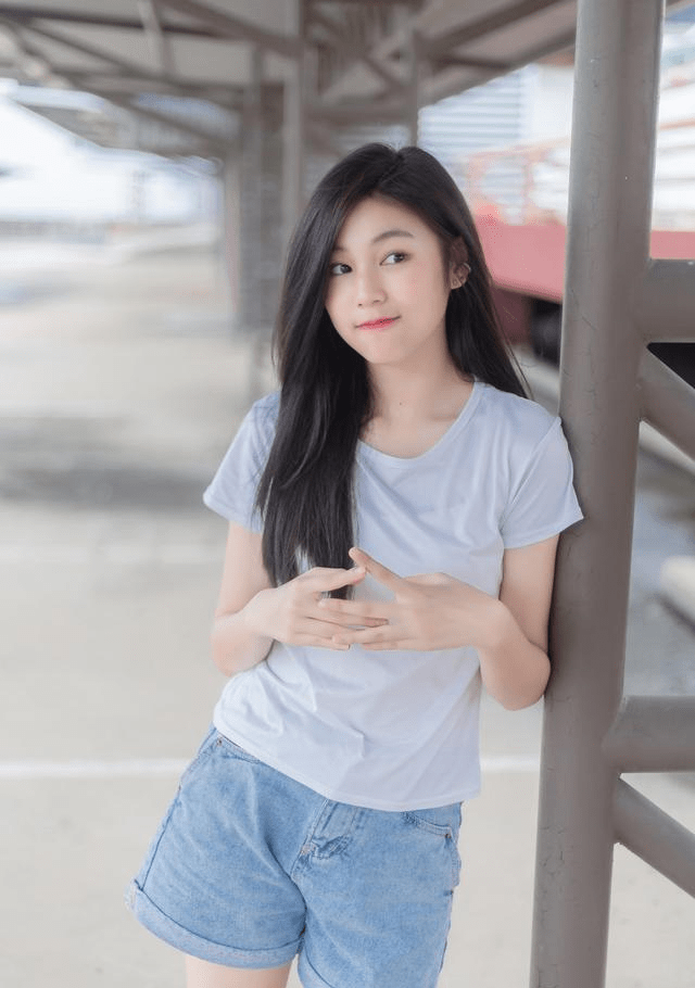 女孩子|俏皮可爱的越南姑娘，T恤配短裤的简约穿搭，看起来格外青春活力