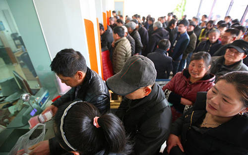 原创银行"怪现象"?总让你排队,也不多开窗口?内部员工说出原因