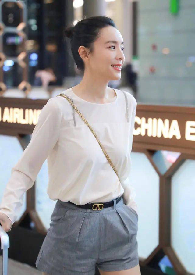 刘海|张静初真把自己当老少女，剪齐刘海穿粉裙，其实这样更显老啊！