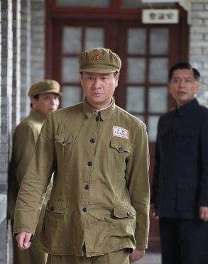 连奕名进入影视圈的时间比较晚,在31岁的时候参演《一双绣花鞋》才让