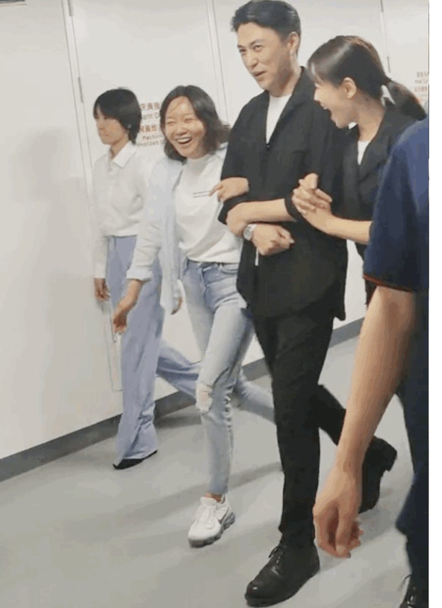 显得|闫妮装不下去了，50岁的皮肤额头出油脸下垂，就是个普通老年人！