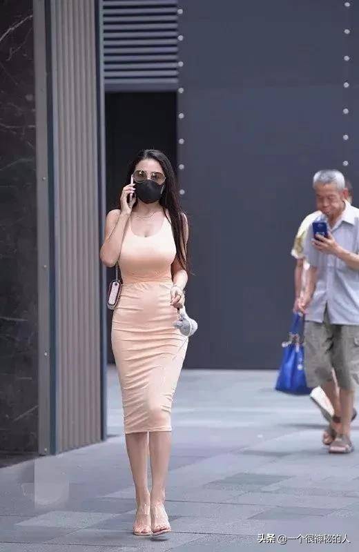 吊带|小姐姐吊带连衣裙穿搭，戴口罩的都是美女？大爷的眼神亮了