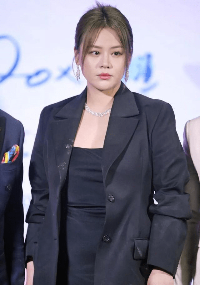 一身|近日马思纯一身黑色打扮亮相活动，看起来似乎胖了一点