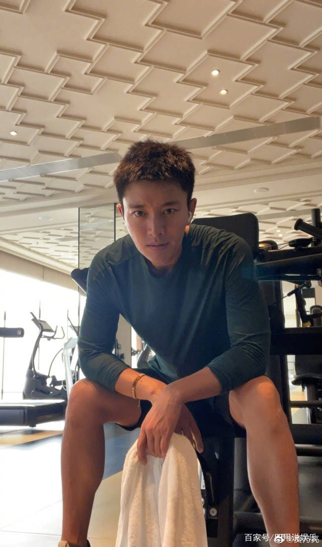 照片中的贾乃亮身穿深色长袖衫,配上黑色运动短裤,健美的身材也让人很