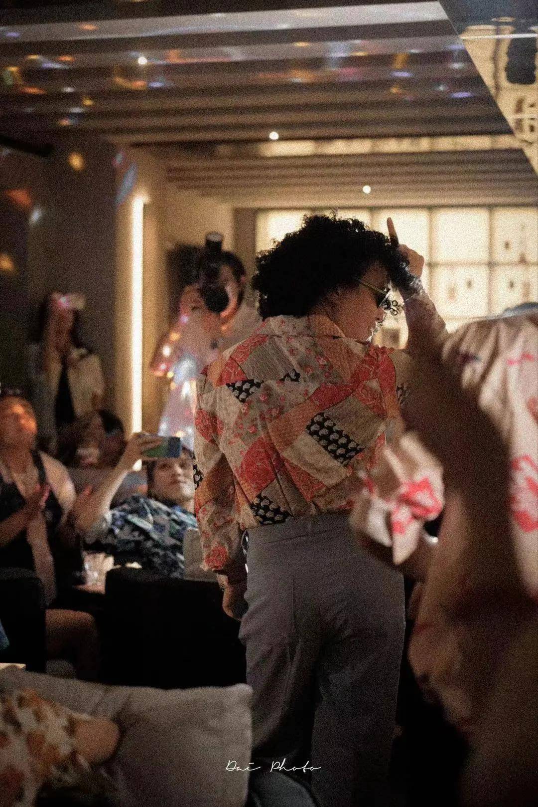 怀旧只是逃离被现实包裹的借口,如同我们以消愁的名义喝杯酒