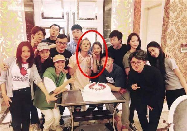没分手!关晓彤完工后与妈妈同返鹿晗家中