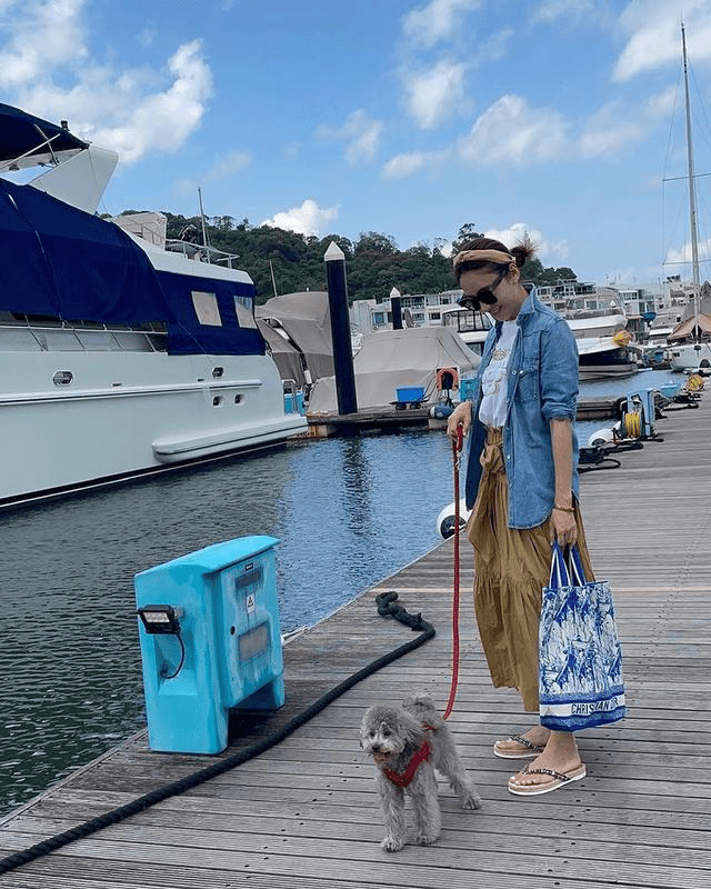 原创黎姿越老越真实,穿百褶裙踩拖鞋,优雅的老去反倒比很多人漂亮!