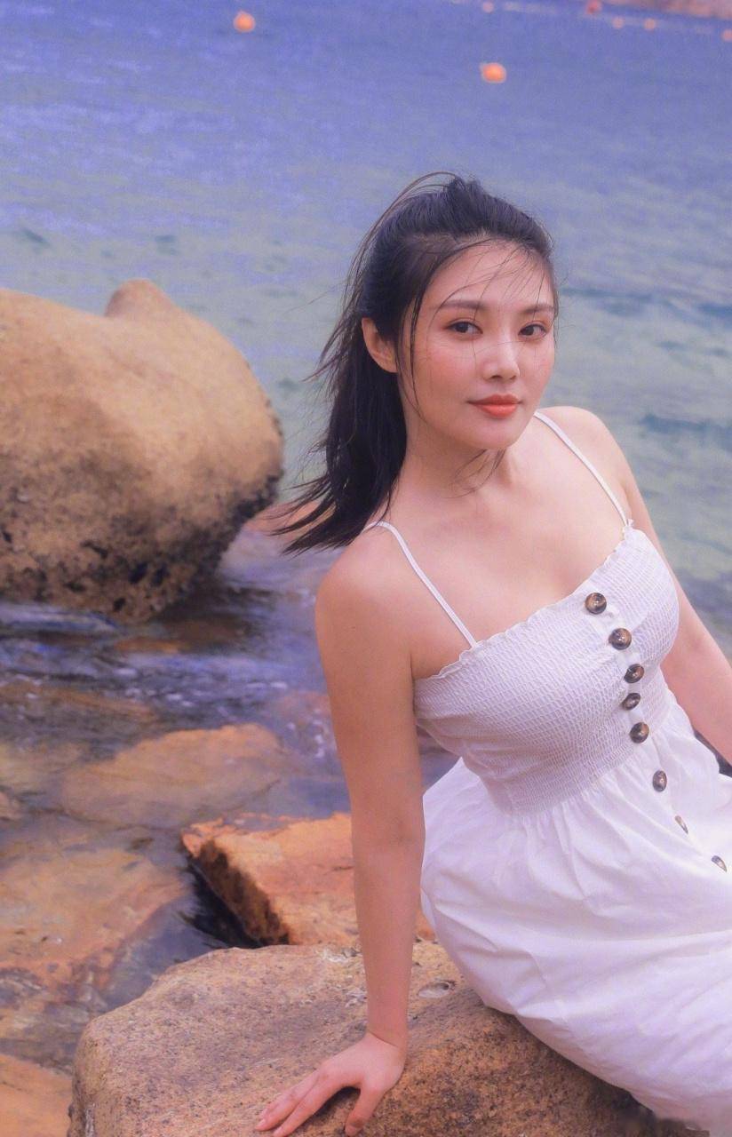 原创31岁徐冬冬晒健身照,素颜状态下无惧镜头,穿紧身服秀完美身材