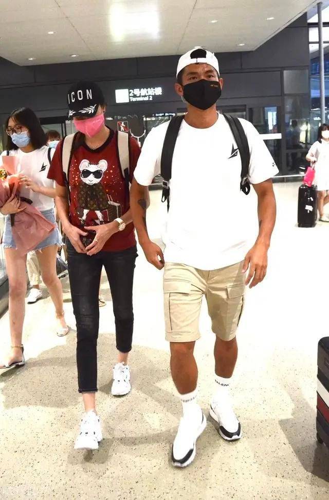 显得|谢杏芳带儿子游泳，腿又白又长但素颜有斑，穿泳装身材下垂严重！