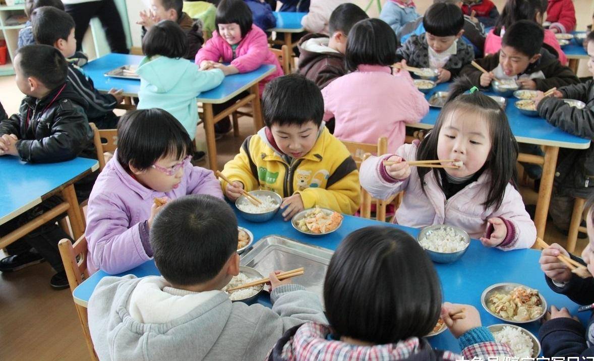 说法|幼儿园惊现发霉食材、厨具，家长讨要说法，校方： 这是给老师吃的