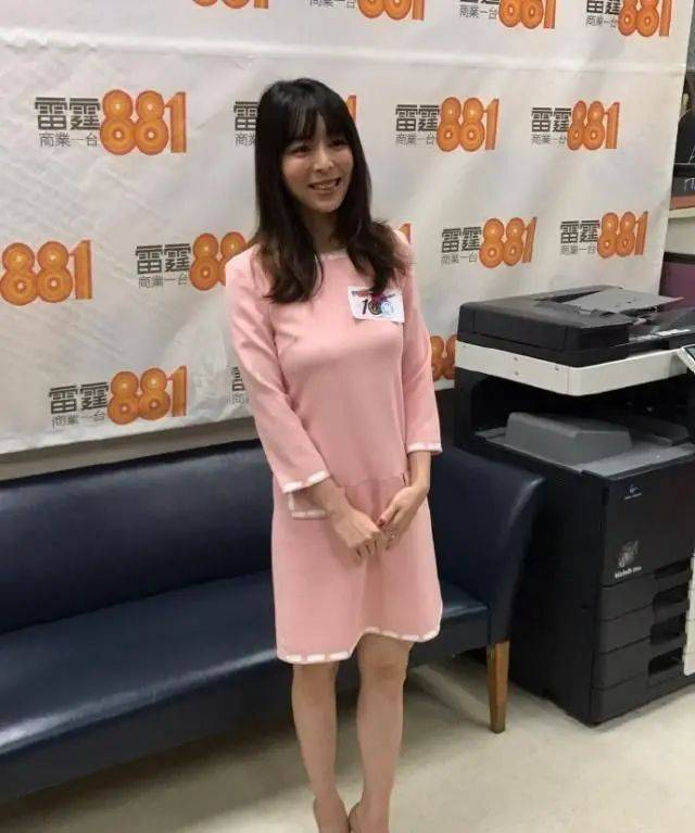 刘海|张静初真把自己当老少女，剪齐刘海穿粉裙，其实这样更显老啊！