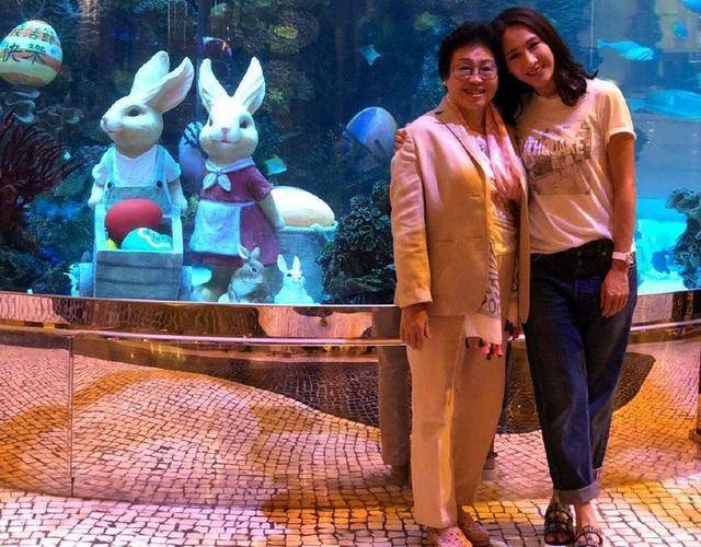 黎姿越|黎姿越老越真实，穿百褶裙踩拖鞋，优雅的老去反倒比很多人漂亮！