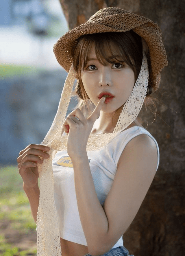 女生|模样甜美的韩国女生,露出纤细的小蛮腰,展现出青春朝气之美