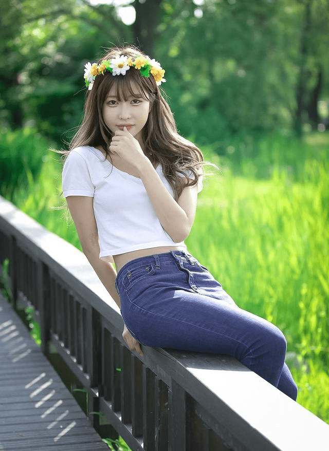 女生|模样甜美的韩国女生,露出纤细的小蛮腰,展现出青春朝气之美