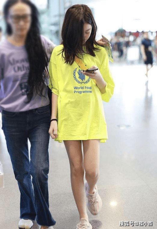身材|王菲带二女儿李嫣走机场，又现简约穿搭，李嫣比妈妈更“佛系”