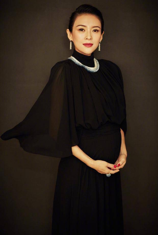 体重|章子怡手抚浑圆孕肚亮相，自曝孕7月体重惊人：二胎妈妈都是勇士