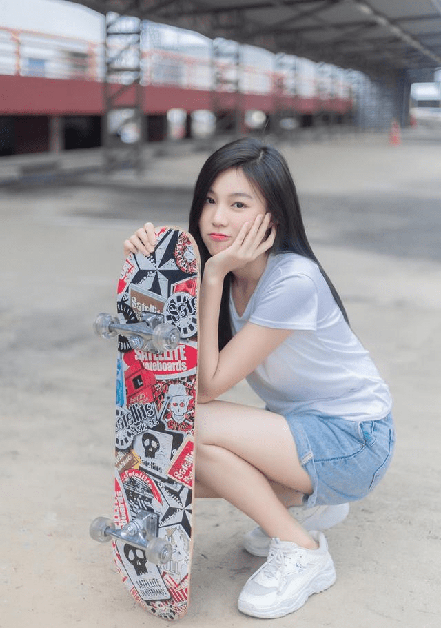 女孩子|俏皮可爱的越南姑娘，T恤配短裤的简约穿搭，看起来格外青春活力
