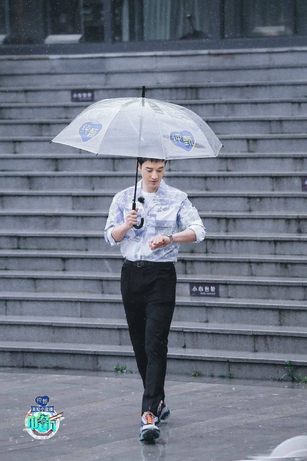 身材|黄晓明偶像包袱重，大热天穿厚底靴增高，意外暴露五五分身材