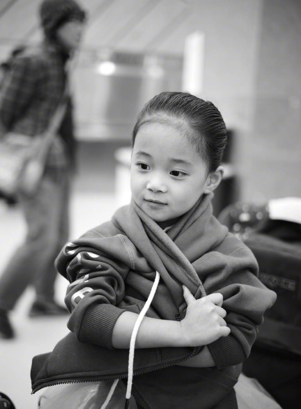 梅婷的女儿都快6岁了!一双大眼睛灵气十足,还神似欧阳娜娜!