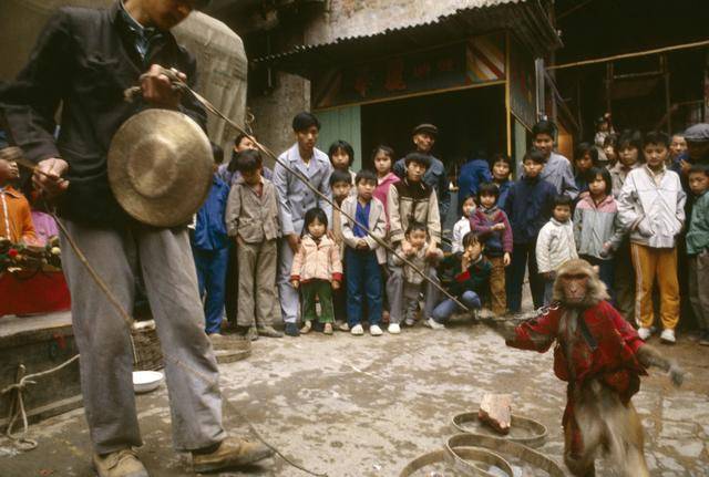 八十年代的中国老照片,那个时候物质匮乏,生活简单