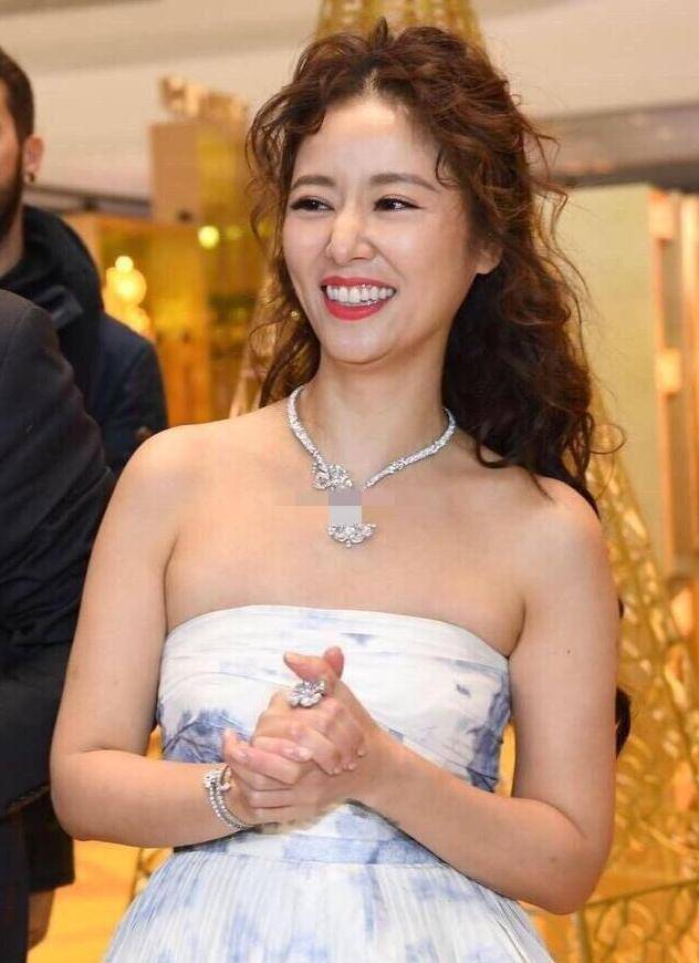 发型|有种拼叫44岁林心如，穿抹胸裙搭羊毛卷头发，无滤镜生图太真实