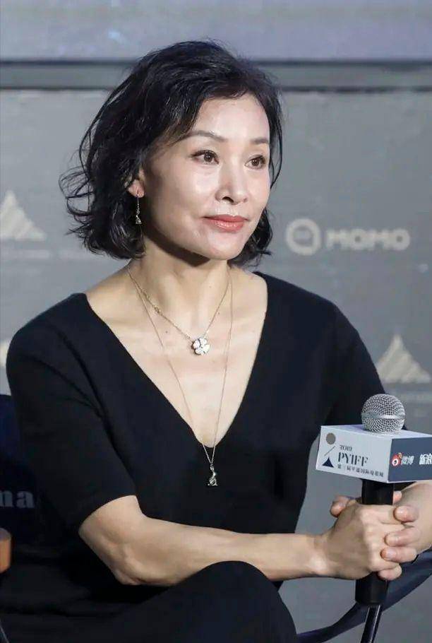 黑色|59岁陈冲打扮前卫，穿深v裙凸显妩媚，一点也不服老