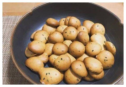 做法|暑期必备小零食,一拌一挤就吃,喷香酥脆有嚼劲,手残党也能学会