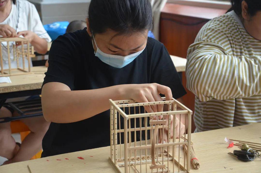 开始制作鸟笼的体验者