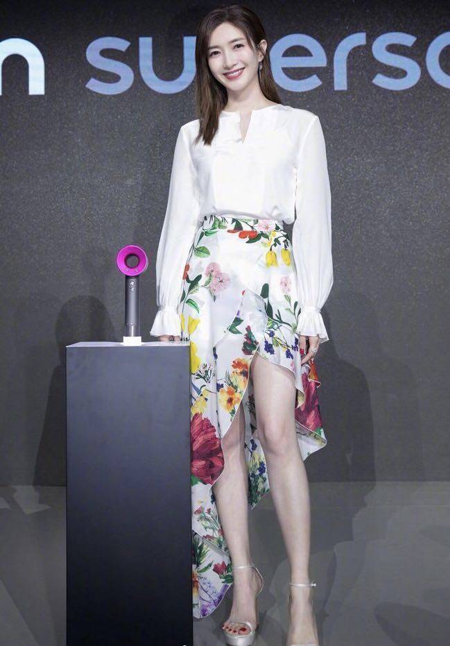 杨颖|女星都爱开叉裙！唐嫣baby江疏影甜美又气质，41岁刘涛美得太惊艳
