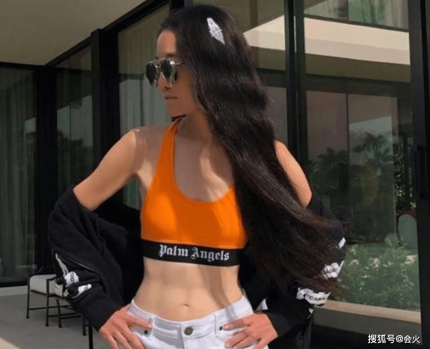 皮肤|72岁王薇薇穿露背裙庆生！搂抱小鲜肉身材好，生图眼窝塌陷鼻头大