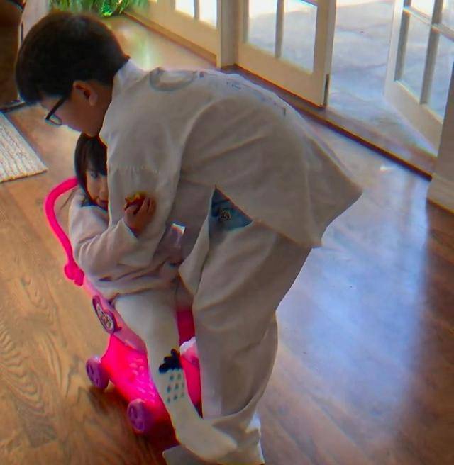 歌手何洁晒三个子女的日常生活,为儿子七宝庆祝7岁生日_孩子