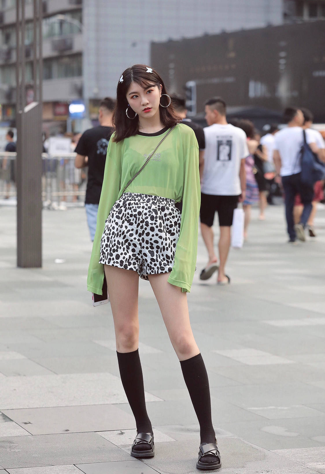 黑色|潮流街拍：夏季要秀出好身材！吊带和超短裙穿出气质和风度