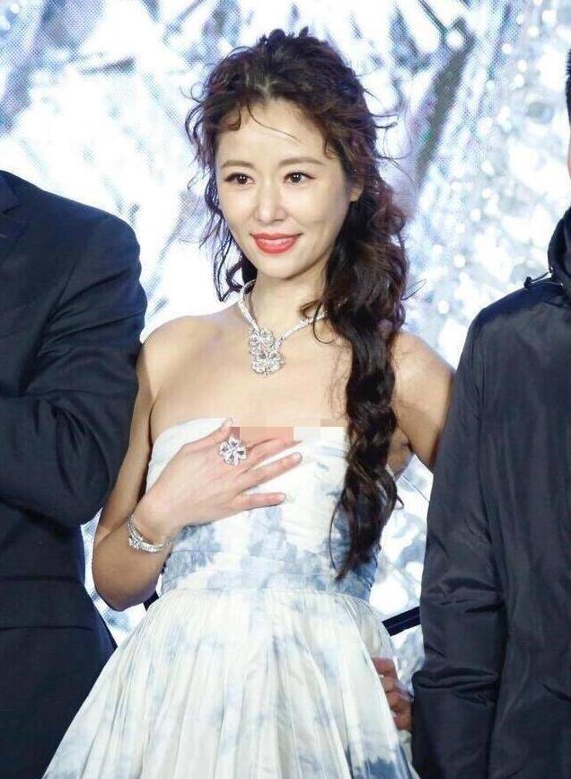 发型|有种拼叫44岁林心如，穿抹胸裙搭羊毛卷头发，无滤镜生图太真实