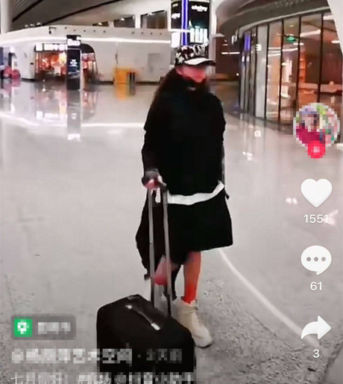 黑色|网友偶遇杨丽萍合影，老了瘦出尖下巴，走机场还穿短裤露腿！