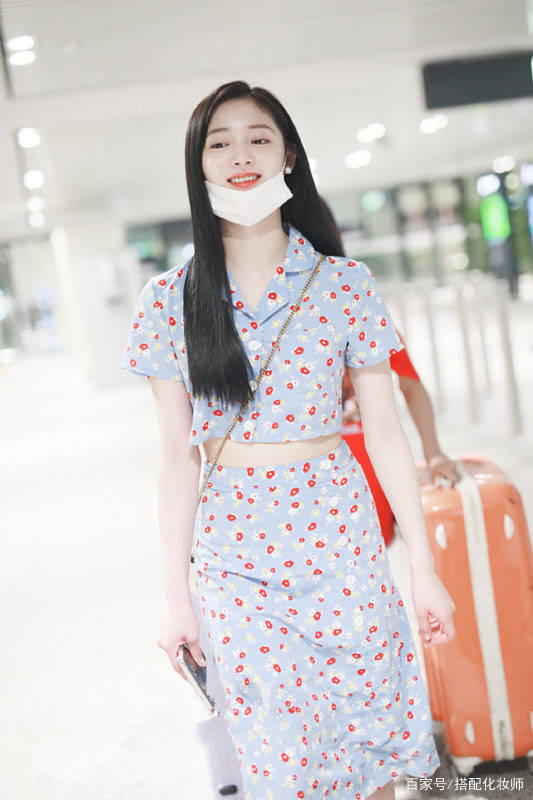 女生|像周洁琼这样穿才有少女感，穿碎花裙不够，再配上露脐装才到位！