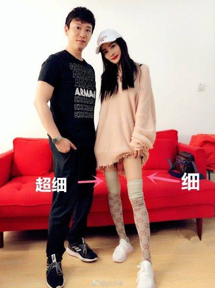 显得|杨幂的模糊照都难掩老态，身材下垂很严重，少女人设装不下去了！