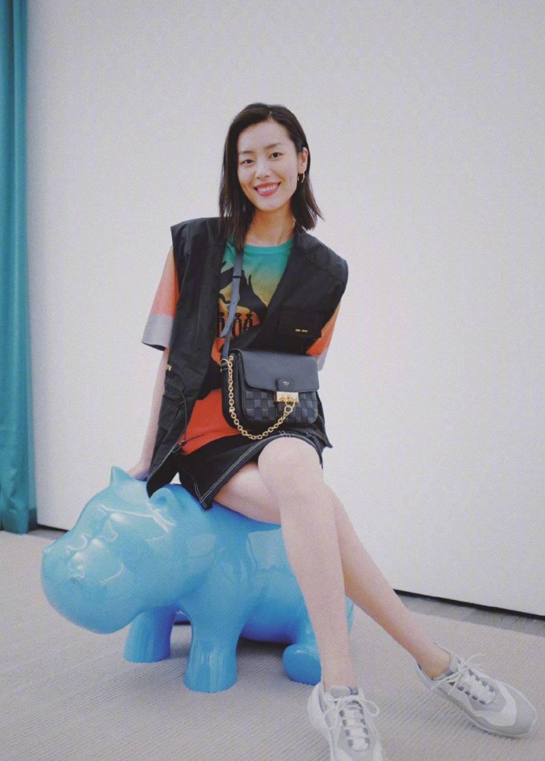 欧美大|刘雯夏季出游晒“无修图”，芭比粉T恤搭黑色吊带裙，显高挑身材