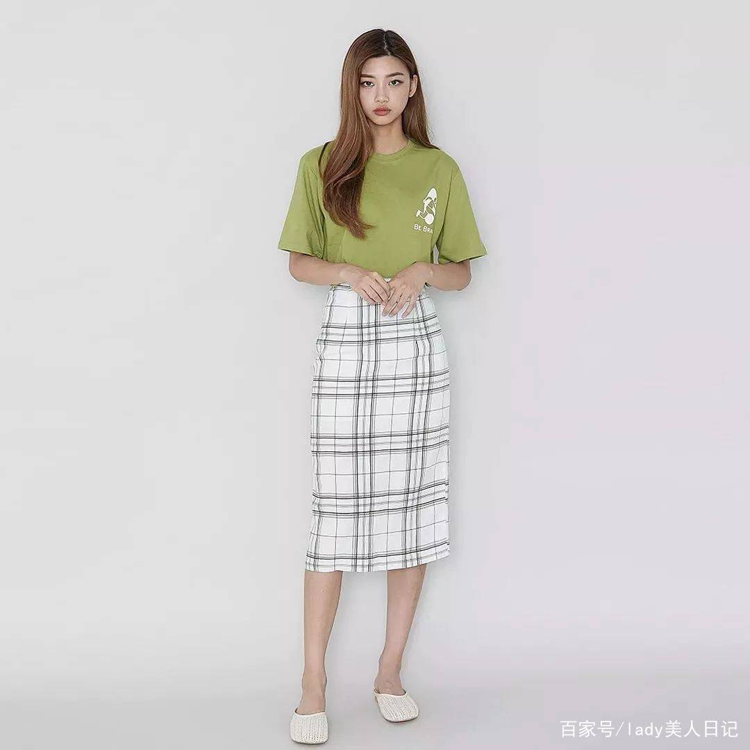 身材|看这样的女子实在是享受!水蜜桃色T恤搭配火红色高腰裙,好舒服